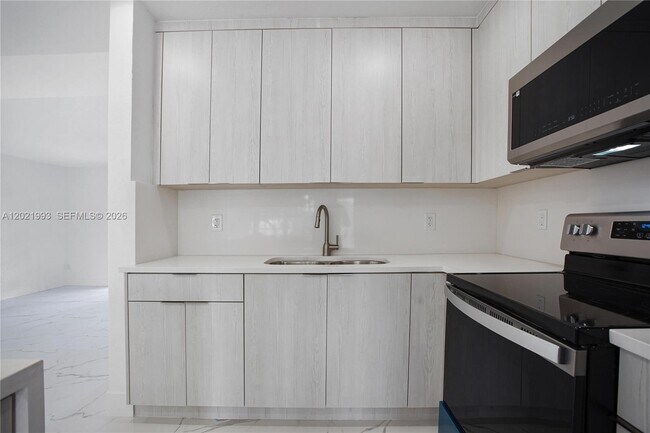 Building Photo - 630 W 72nd Pl