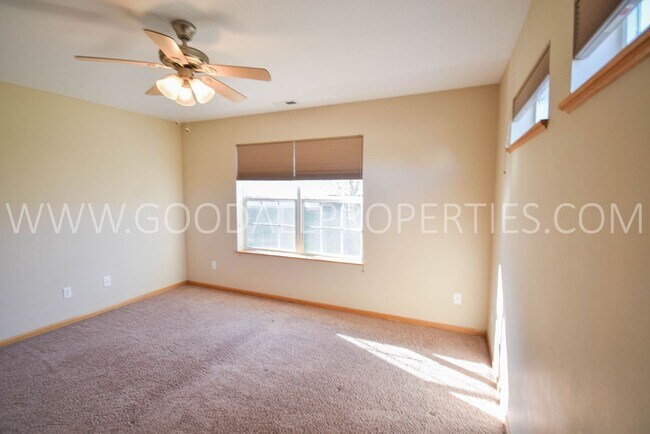 Building Photo - 1.5 Story 3-Bedroom Townhome with First-Fl...