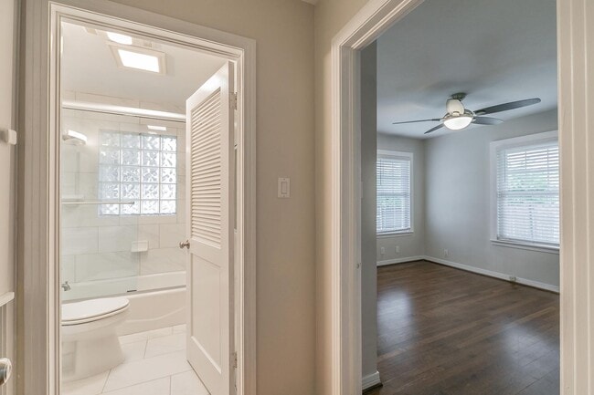 Building Photo - Recently updated 2-bedroom duplex in the desirable Ridglea area.