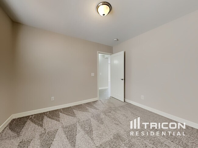 Building Photo - 11514 W Larkspur Rd