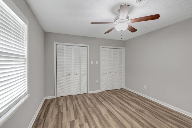 Building Photo - AVAILABLE NOW. 2 Bed 1 Bath Duplex. Locate...