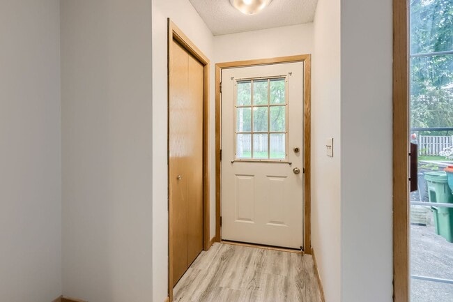 Building Photo - Blaine Townhome