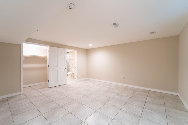 Building Photo - 5 BD 3 BA Oxon Hill, MD home is ideal for ...