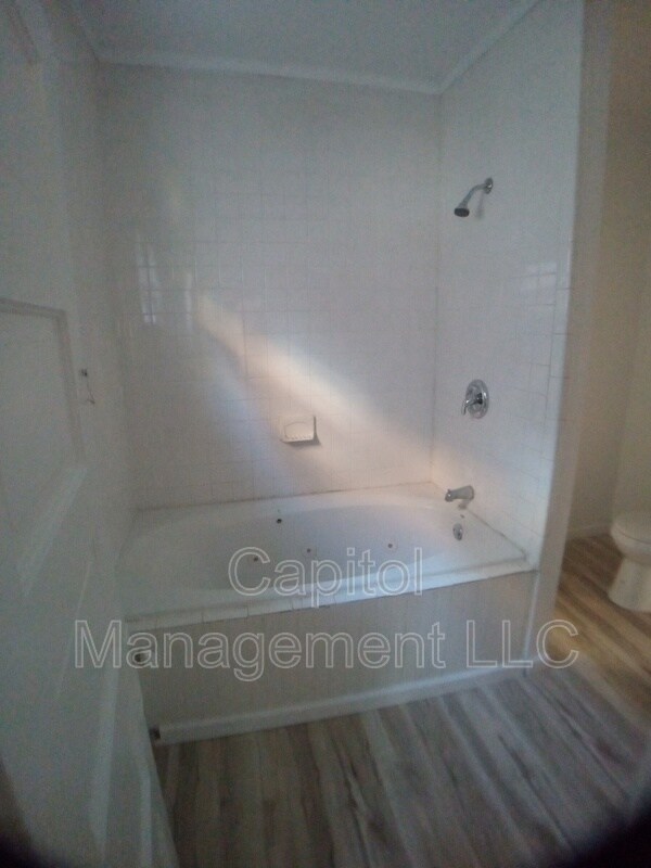 Building Photo - 229 W Lapeer St