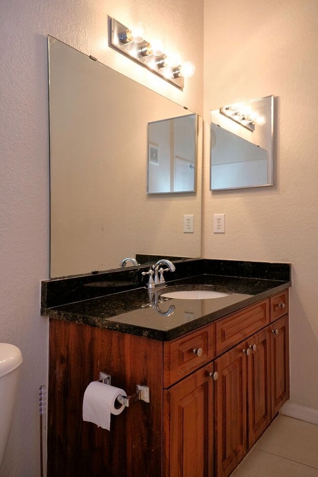 Building Photo - Beautiful 2 bed/2bath 2nd floor townhome i...