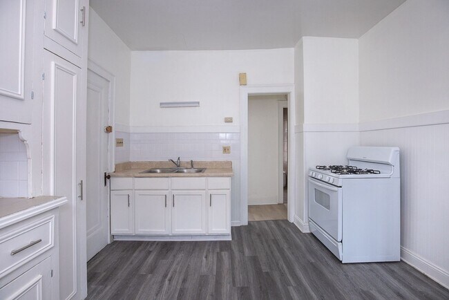 Building Photo - 2119 Lewis Dr