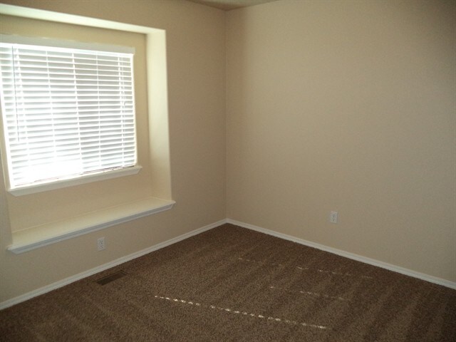 Building Photo - 684 E Full Moon St