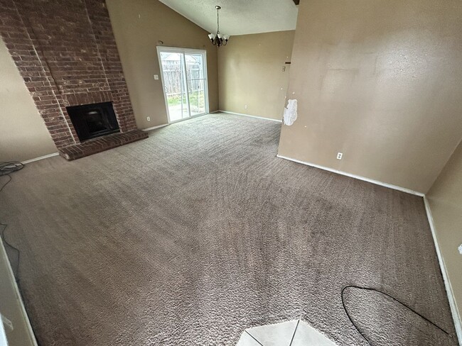 Building Photo - 2218 Hilltop Loop