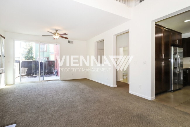 Building Photo - Beautiful Townhouse for Rent in Sacramento!