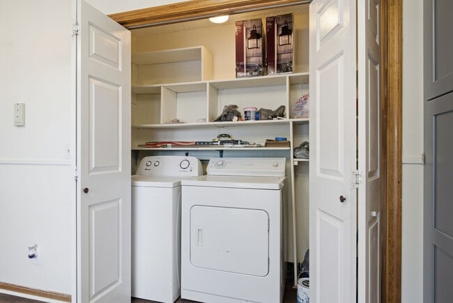 Building Photo - 3 bed, 1 bath.  Pet Friendly New remodel