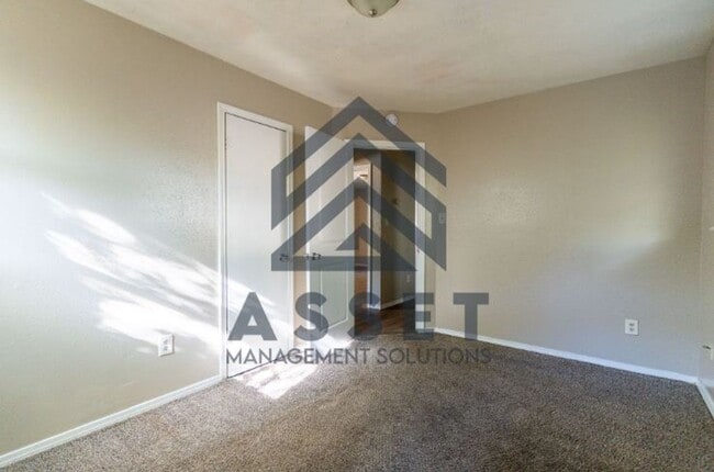 Building Photo - Cute 4 bedroom House