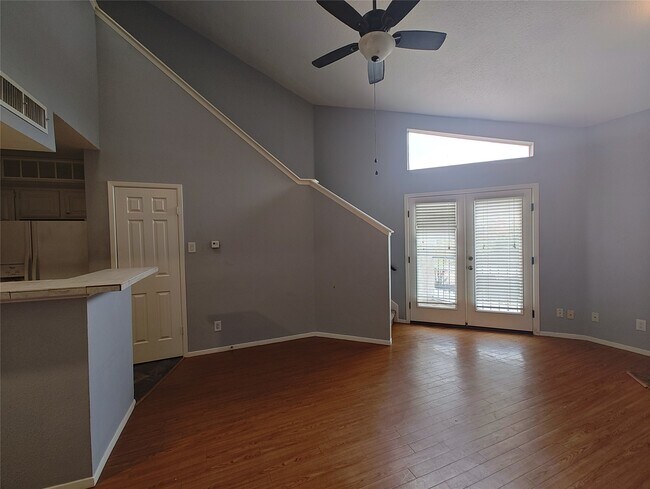 Building Photo - 10855 Meadowglen Ln