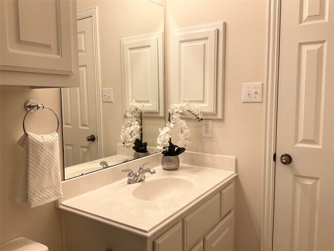 Building Photo - 6 Dragon Hill Pl