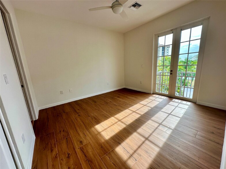 Building Photo - 3213 NE 5th St