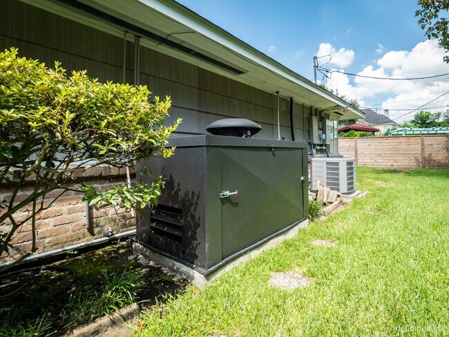 Building Photo - 8918 Link Ct
