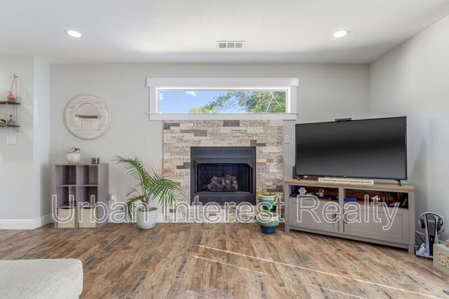 Building Photo - 708 Marcia Cir