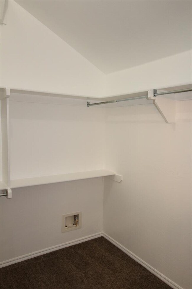 Building Photo - 512 Woodsong Dr