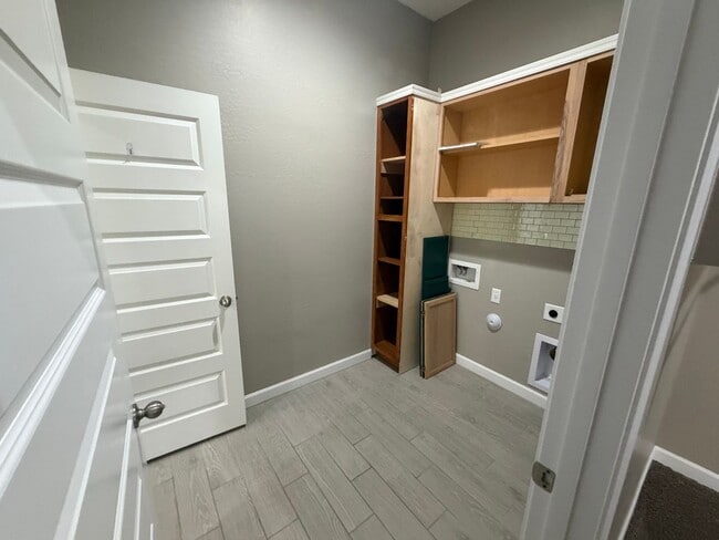 Building Photo - 40946 W Hillman Dr