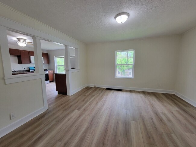 Building Photo - 3 Bedroom, 1 Bath, Available July 2026