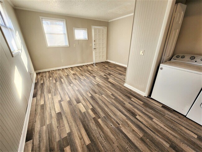 Building Photo - Location, Location, Location!! Remodeled 2BR/1BA duplex unit in East Nashville