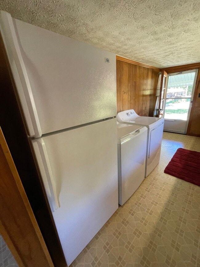 Building Photo - 2 Bedroom / 1 Bath  Kingsport, TN