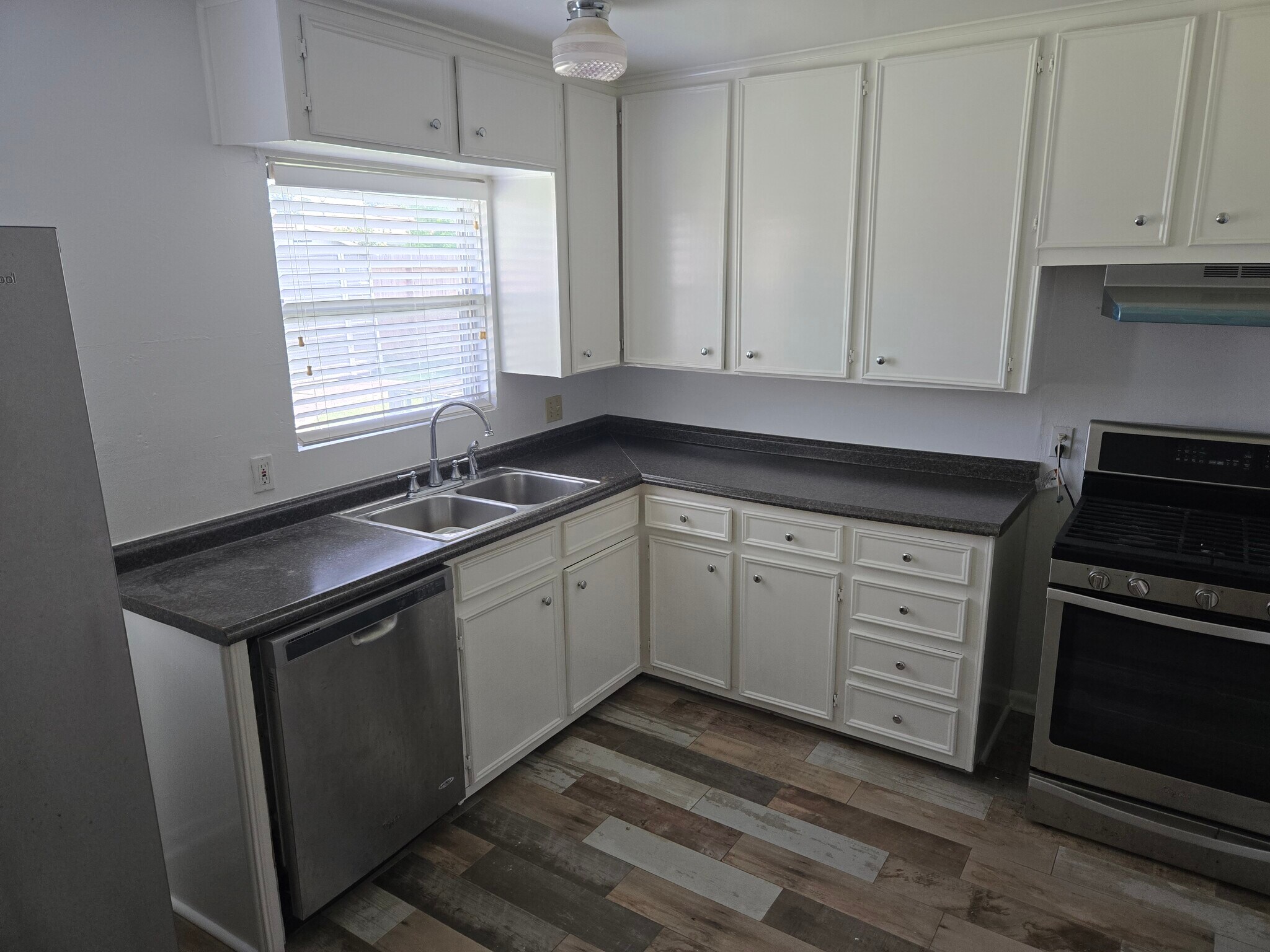 Stainless steel kitchen appliances - 3029 Corksie St