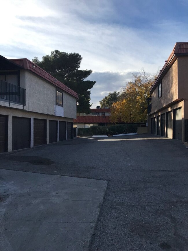 Building Photo - BEAUTIFUL 2 BEDS 1 1/2  BATHROOM APARTMENT PLUS 1 CAR GARAGE MLOVE IN SPECIAL