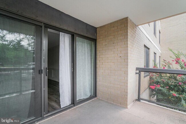 Building Photo - 205 Yoakum Pkwy