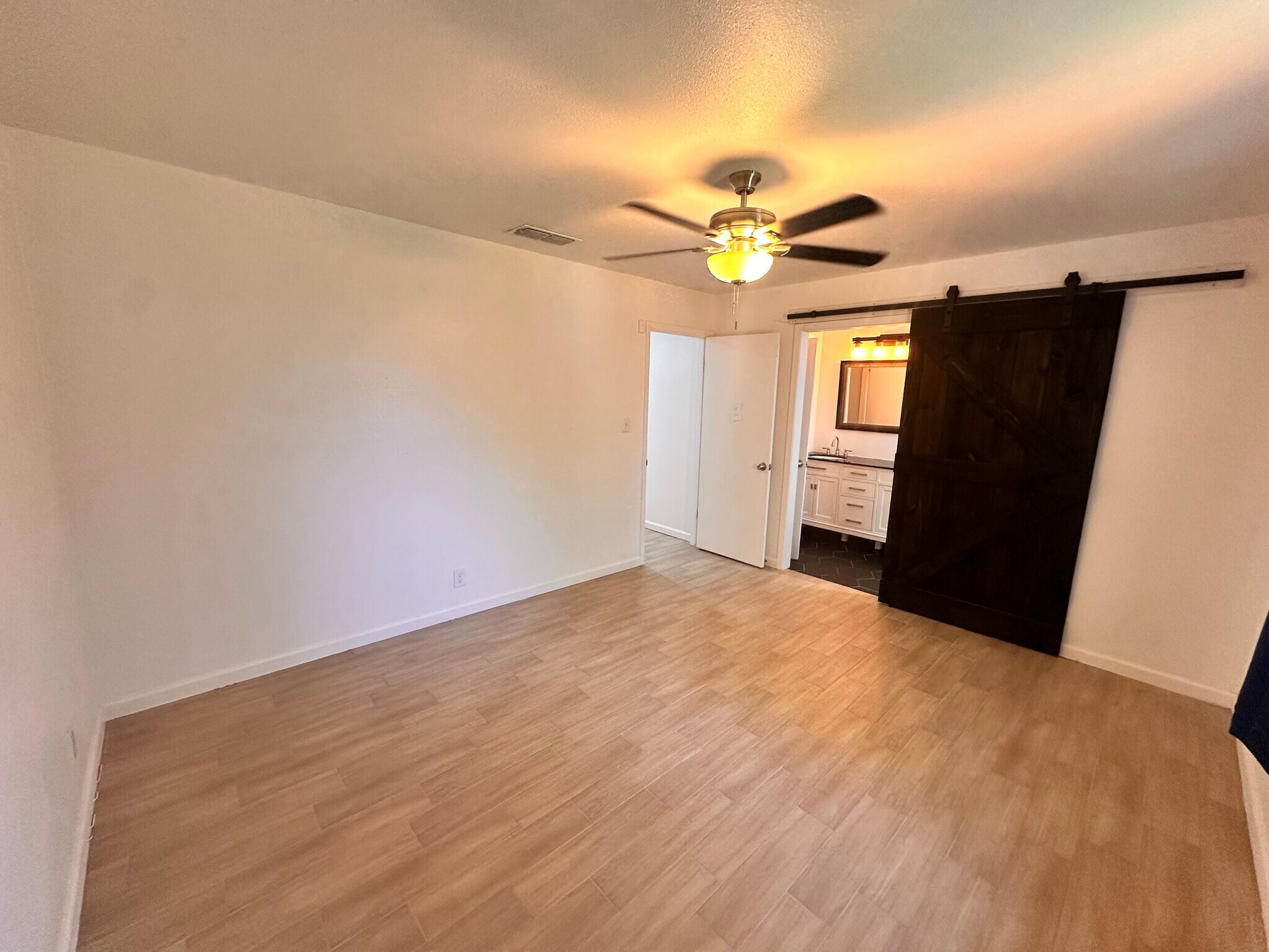 Building Photo - Room in House on Southwest Dr