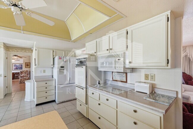 Building Photo - 9807 W Mockingbird Dr