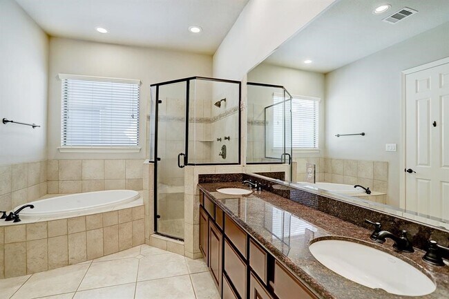 Building Photo - 321 Cage St