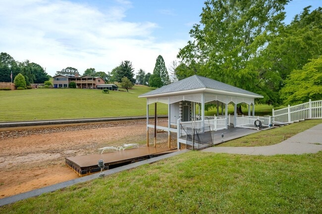 Building Photo - Experience lakefront living at its finest in the heart of East TN