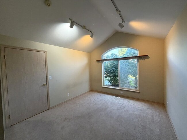 Building Photo - Charming Gleneagle Rambler – Prime Arlington Location