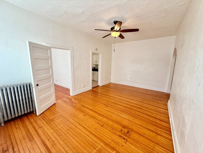 Building Photo - Gorgeous 1 Bed 1 Bath Apartment in Cap Hill! Available NOW!