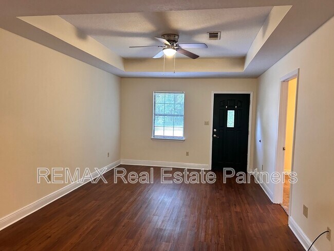 Building Photo - 121 Lexington Dr