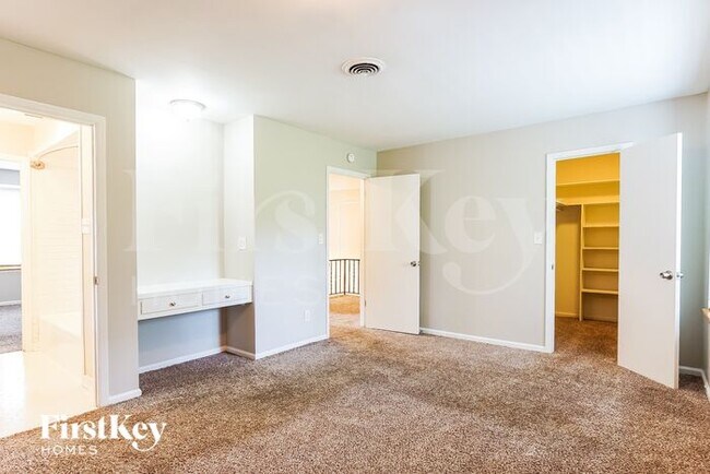 Building Photo - 2204 Lynncrest Ln