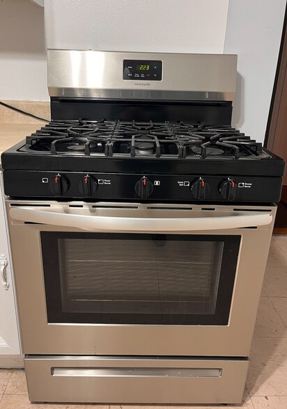 Gas Range - 13 Forest Ave