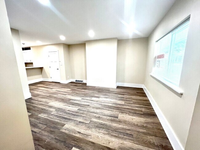 Building Photo - 933 - 320/322 Boggs Avenue