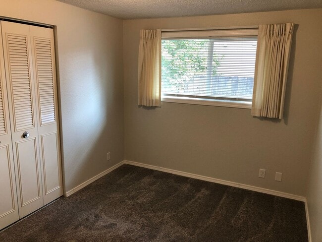 Building Photo - Updated 3 bedroom 1.5 bathroom house in Springfield!