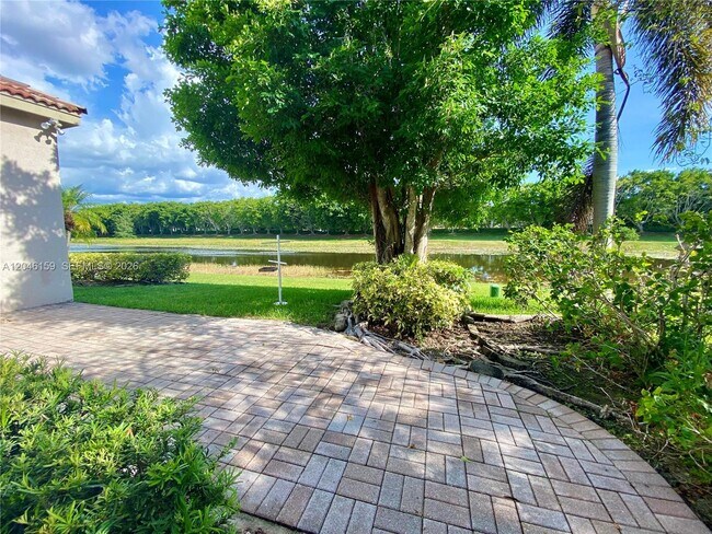 Building Photo - 837 Tanglewood Cir