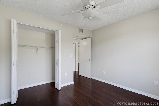 Building Photo - 400 Crestwood Ct N