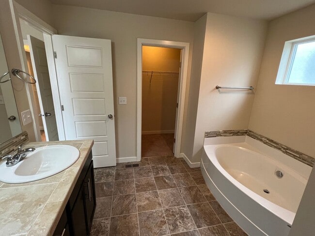 Building Photo - Amazing Puyallup Home waiting for you!