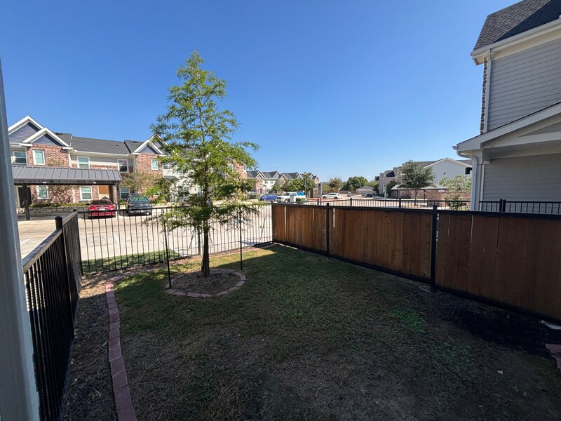 Building Photo - 950 FM2001