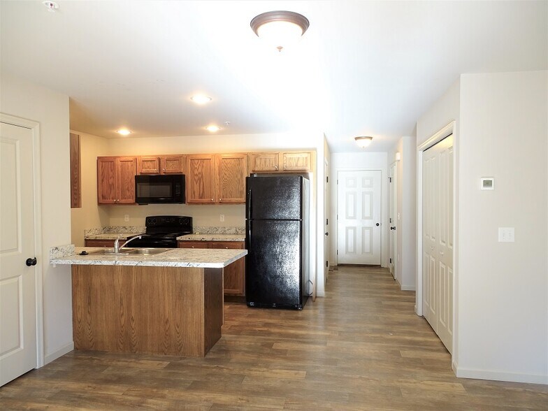 Building Photo - 228 Lakeside Xing