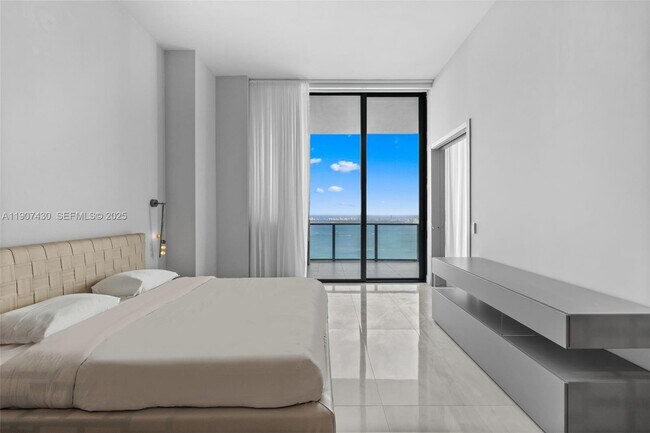 Building Photo - 480 NE 31st St