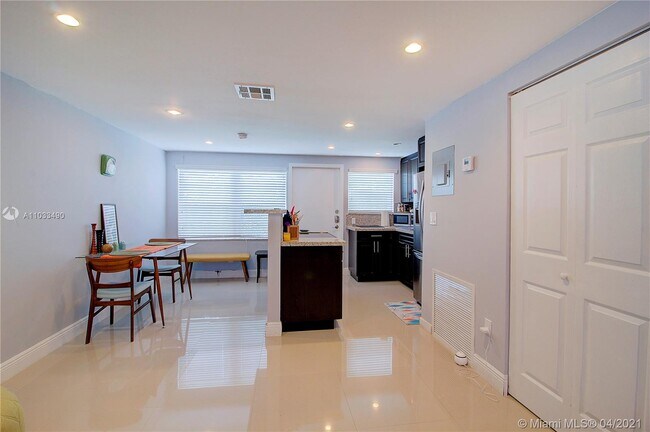 Building Photo - 6865 Bay Dr