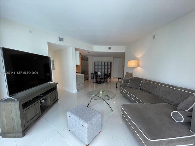Building Photo - 1300 Brickell Bay Dr