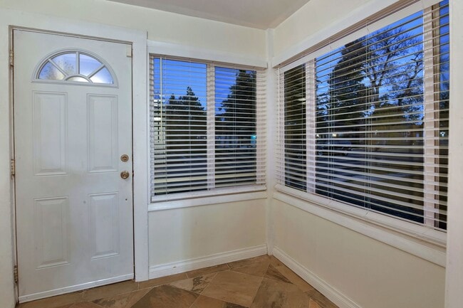 Building Photo - Charming 1924 Bungalow! 3 bedrooms and 1 b...