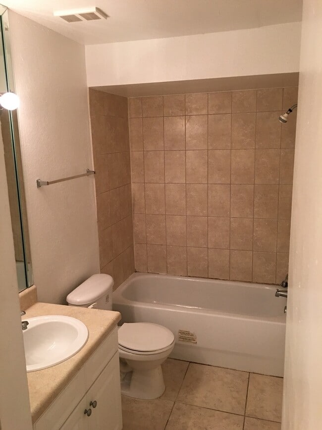 Building Photo - Venetian Place - 1736