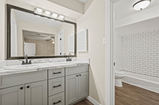 Building Photo - 13755 Drakewood Dr